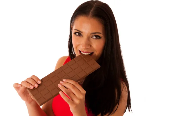 Hermosa mujer joven come chocolate aislado sobre fondo blanco — Foto de Stock