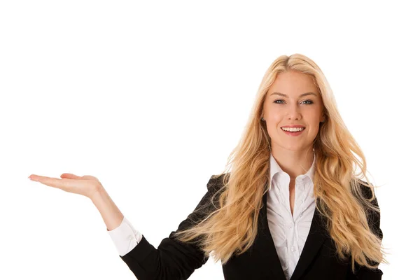 Kvinna som pekar för att kopiera utrymme - holding arm som presenterar en produ — Stockfoto
