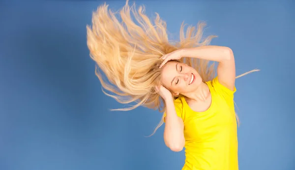 Bella giovane bionda adolescente donna in vibrante t shirt danza iso — Foto Stock