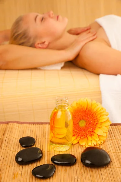 Hermosa mujer rubia enyoing tratamiento de masaje en salón de savia —  Fotos de Stock