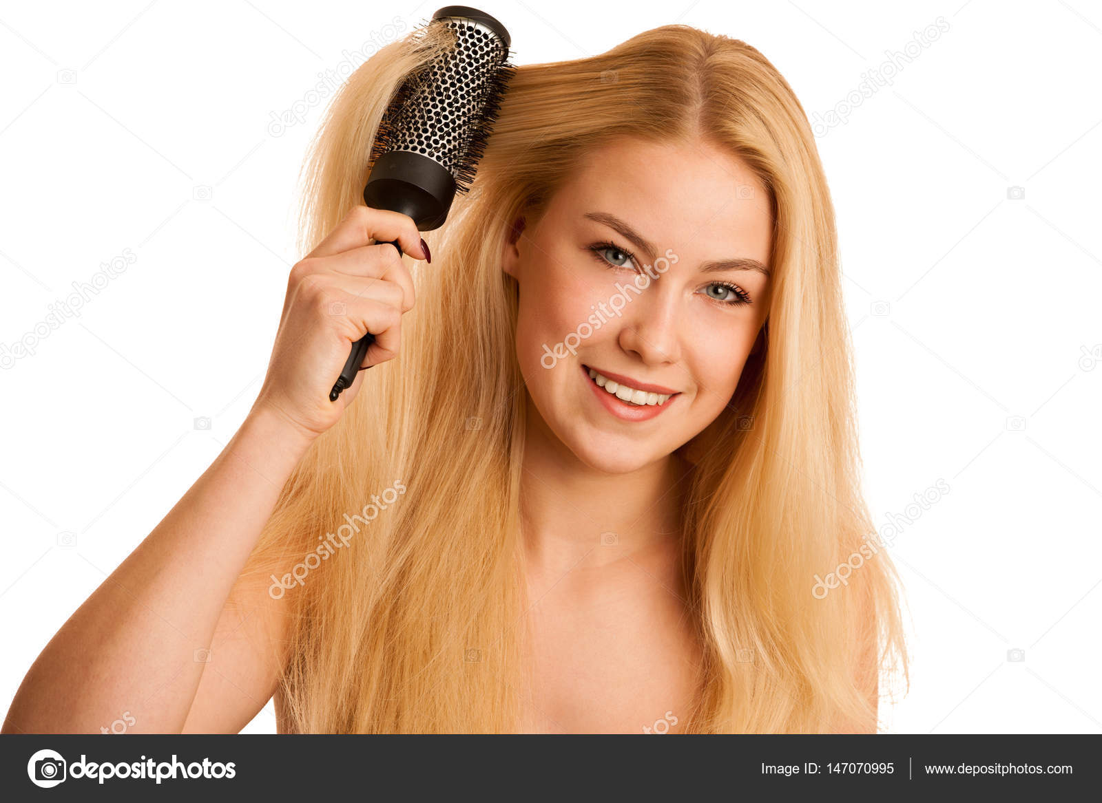 金髪美人の印として彼女の髪をブラッシング Og ヘアケア ストック写真 C Samotrebizan 金髪美人の印として彼女の髪をブラッシング Og ヘアケア ストック写真 C Samotrebizan