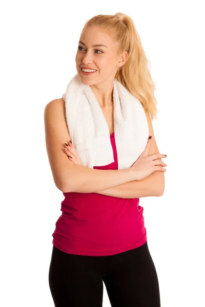 Žena odpočívá po fitness cvičení s ručníkem arounfd krku — Stock fotografie
