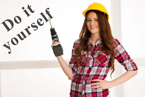 Säker kvinna arbetar med batery borr maskin diy — Stockfoto