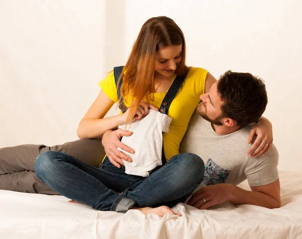 Schöne Coule - junger Mann und schwangere Frau ruhen auf Bett h — Stockfoto