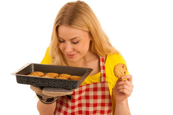 烘烤饼干在白色的背景分离的年轻女人 — 图库照片