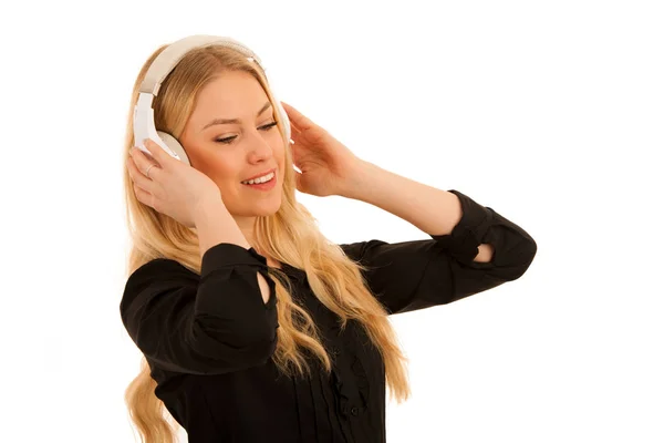 Красивая молодая женщина слушает музыку на наушниках и Дэн — стоковое фото