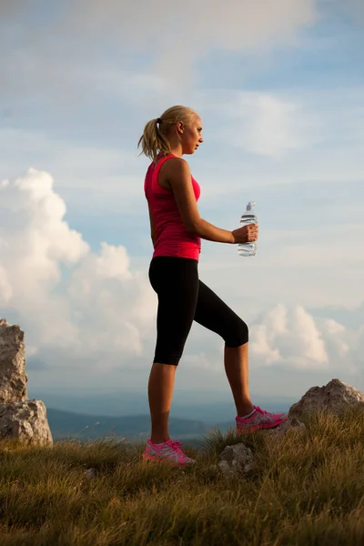 Idrottsman kvinna drink efter träningspass — Stockfoto