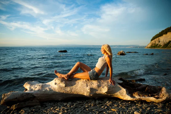 Молодая женщина отдыхает на пляже в жаркий летний день — стоковое фото