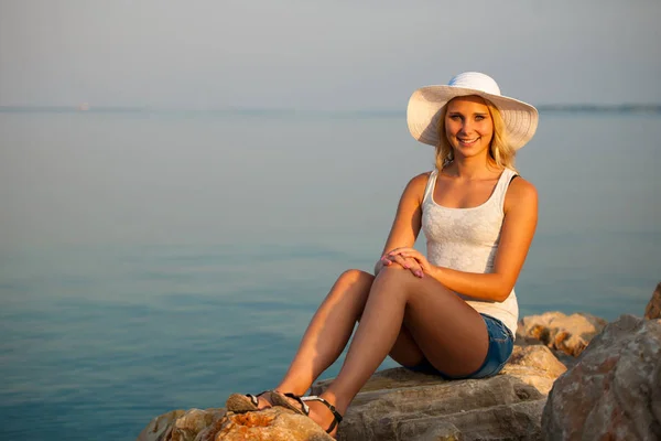 Giovane donna rilassante in spiaggia nella soleggiata mattina d'estate — Foto Stock