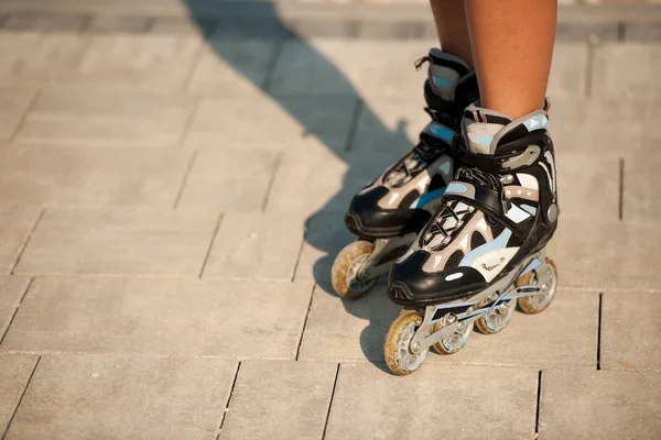 Vrouw Rolschaatsen Het Strand — Stockfoto