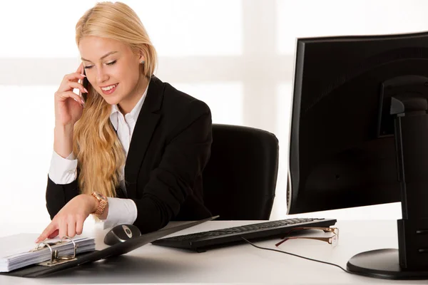 Mujer de negocios hablando por teléfono en la oficina —  Fotos de Stock