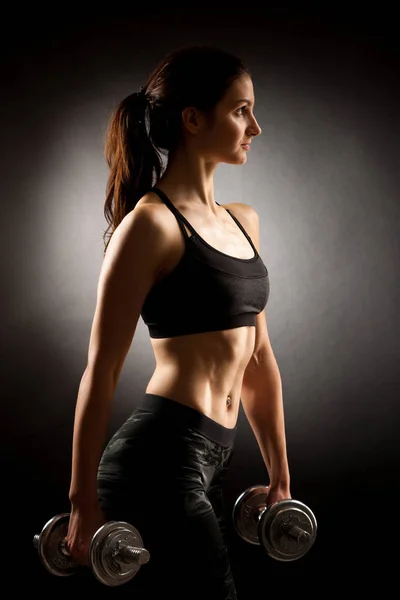Aantrekkelijke passen vrouw werken uit met halters als een fitness-concep — Stockfoto