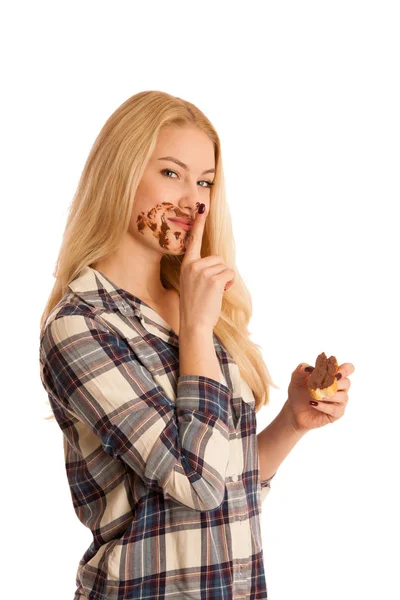 Jonge blonde vrouw eten ontbijt brood en noga verspreid isola — Stockfoto