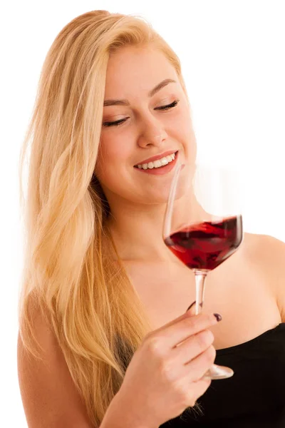 Söt blond kvinna dricker ett glas rött vin isolerade över vita — Stockfoto