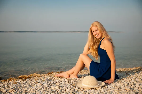 Genç kadın güneşli yaz sabahı sahilde rahatlatıcı — Stok fotoğraf