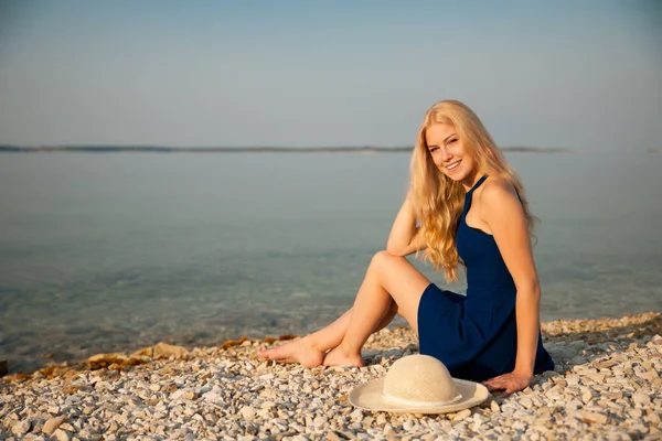 Young woman relaxing at beach on sunny summer morning — Stock Photo, Image