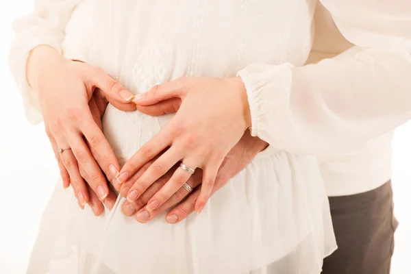 Homem e mulher grávida de mãos dadas na barriga — Fotografia de Stock