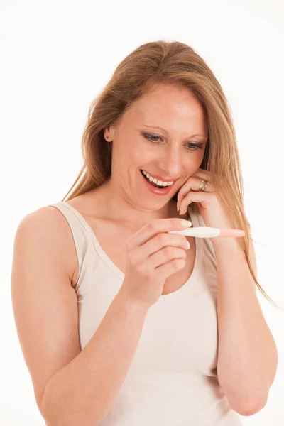Lycklig kvinna med graviditetstest isolerade över vit bakgrund — Stockfoto