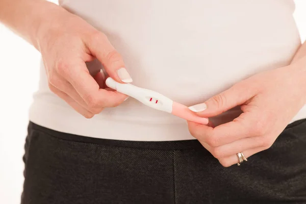 Tester di gravidanza sulla pancia della donna isolato su backgrou bianco — Foto Stock