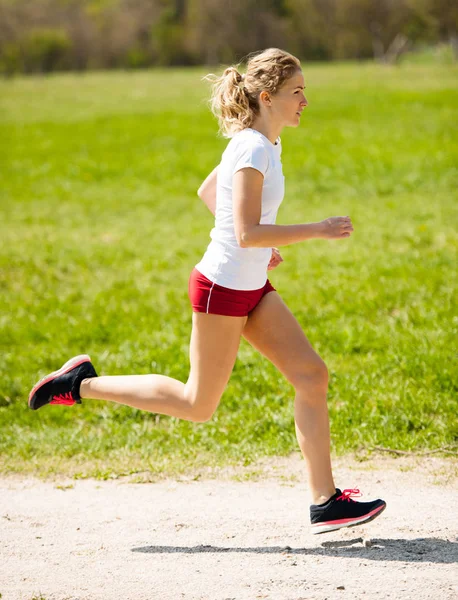 Mulher corredor corre - treino na primavera — Fotografia de Stock