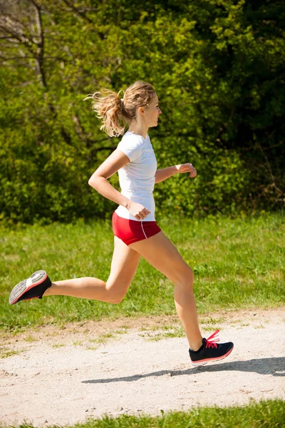Corredora mujer corre - entrenamiento en primavera —  Fotos de Stock