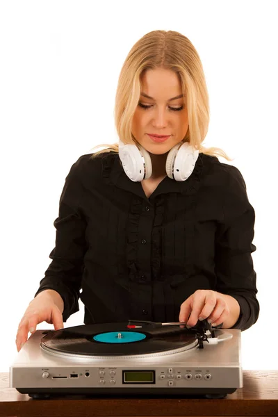 Mujer escuchando música en gramófono con vinilo en sus manos isol —  Fotos de Stock