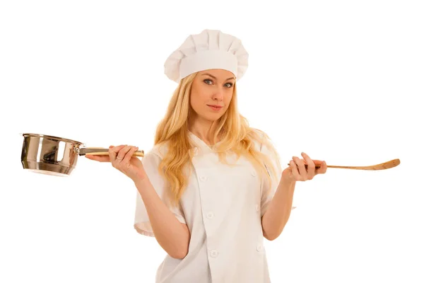 Jovem loira chef woamn detém utensílios de cozinha como ela se prepara para coo — Fotografia de Stock