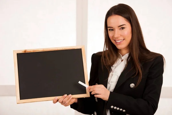 Bela jovem empresária segurando branco blackboard isolar — Fotografia de Stock