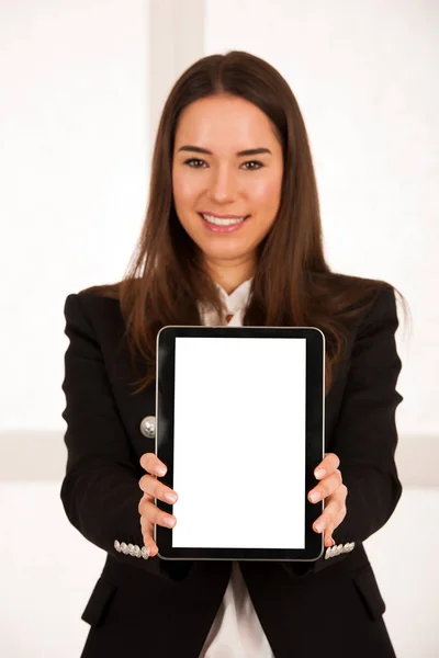 Asiatiska kaukasiska affärskvinna surfa webben på tablet PC — Stockfoto