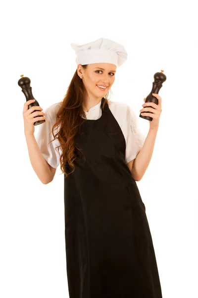Hermosa mujer chef sosteniendo sal y pimienta molinillo aislado ov —  Fotos de Stock