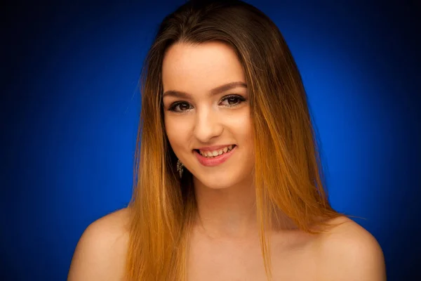 Szépség portré egy aranyos tizenéves lány felső kék háttér — Stock Fotó