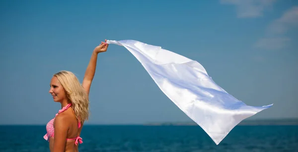 Bella ragazza con tessuto bianco sulla spiaggia. Viaggi e vacanze — Foto Stock