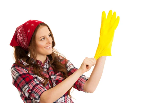 Милая молодая женщина в клетчатой рубашке с жёлтыми резиновыми перчатками — стоковое фото