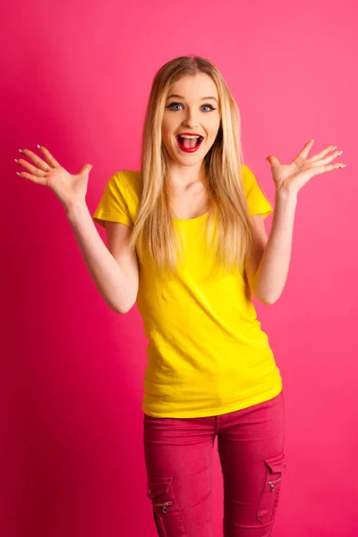 Emocionado joven mujer sobre rosa gesto de fondo éxito con ar — Foto de Stock