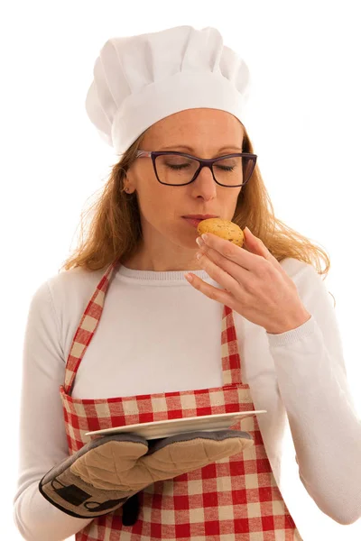 Donna chef che serve un biscotto — Foto Stock