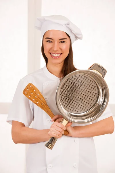 Jonge Blonde Chef Kok Woamn Houdt Keukengerei Als Zich Voorbereidt — Stockfoto