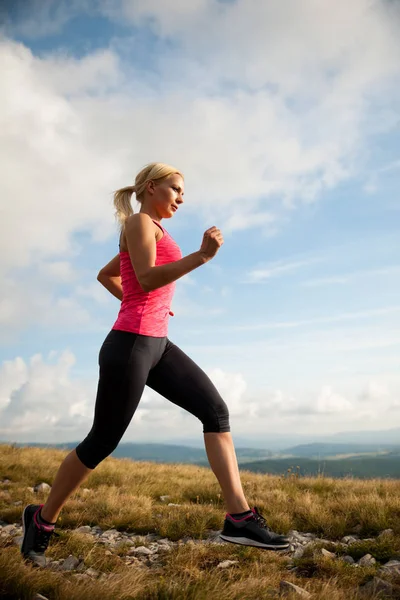 Runner Vrouw Loopt Kraaienland Een Pad Het Begin Van Herfst — Stockfoto