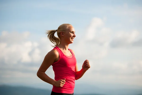 Runner - kvinna kör cros country på en stig i början av hösten — Stockfoto