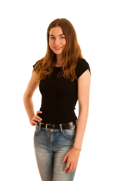 Atractiva mujer joven en jeans y camiseta negra aislada sobre —  Fotos de Stock