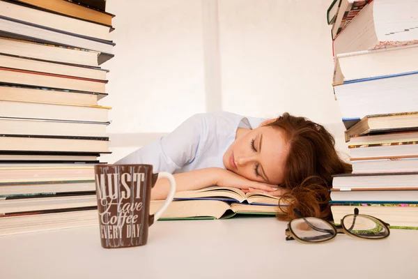 Vonzó gyönyörű fáradt diák alszik a halom-könyvek — Stock Fotó
