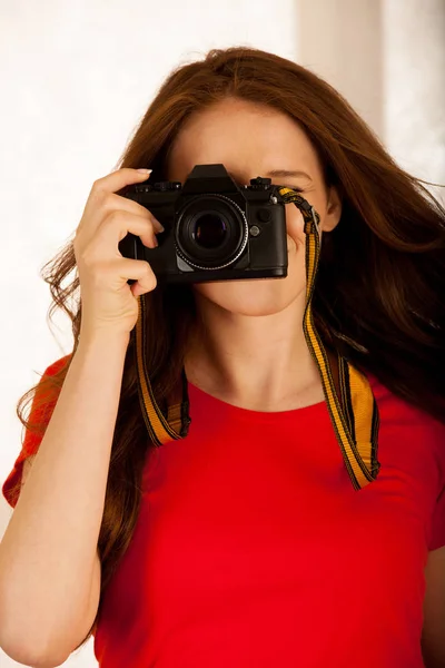 Atractiva hermosa mujer sosteniendo una cámara retro —  Fotos de Stock