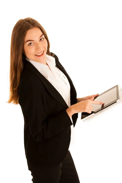 有吸引力的年轻商业女人在平板电脑上的数据检查 — 图库照片