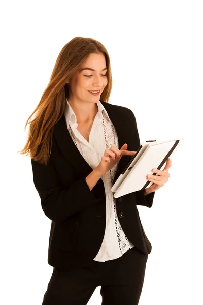 Приваблива молода бізнес-леді перевіряє дані на планшетному комп'ютері — стокове фото