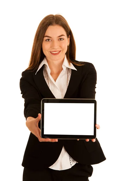 Atractiva joven mujer de negocios mostrando la presentación en su tabl — Foto de Stock