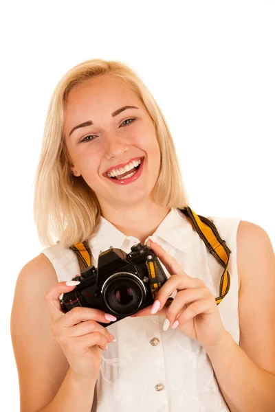 Aktivní mladá žena fotografování s retro fotoaparát nad, samostatný — Stock fotografie