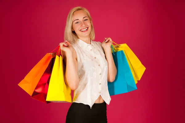 Attraktiv blond ung kvinna med shoppingkassar isolerade — Stockfoto