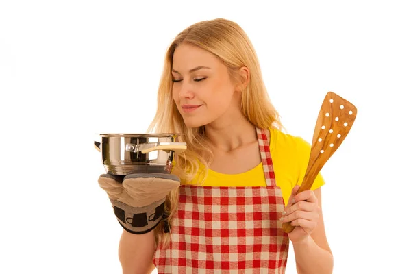 Mladá blond žena vaření izolované na bílém pozadí — Stock fotografie