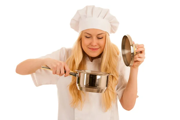 Młoda Blondynka chef woamn posiada przybory kuchenne, jak ona przygotowuje się do coo — Zdjęcie stockowe