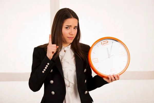 作为一个符号的时间管理手持时钟的可爱女人 — 图库照片