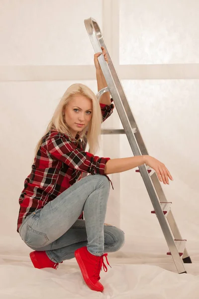 Fotos de moda de una linda mujer rubia con escalera —  Fotos de Stock